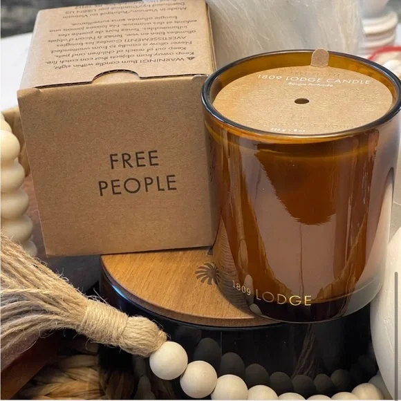 FREE PEOPLE 1809 Collection Candle-Lodge 8oz - Picture 4 of 11
